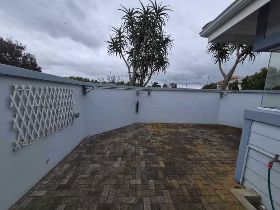 3 Bedroom Property for Sale in Boggomsbaai Western Cape